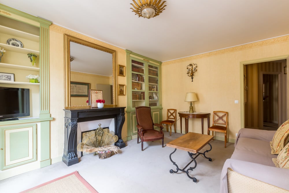 Footsteps from the Tuileries