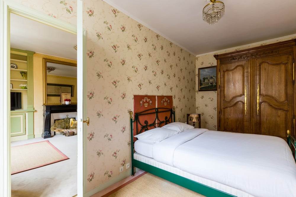 Footsteps from the Tuileries