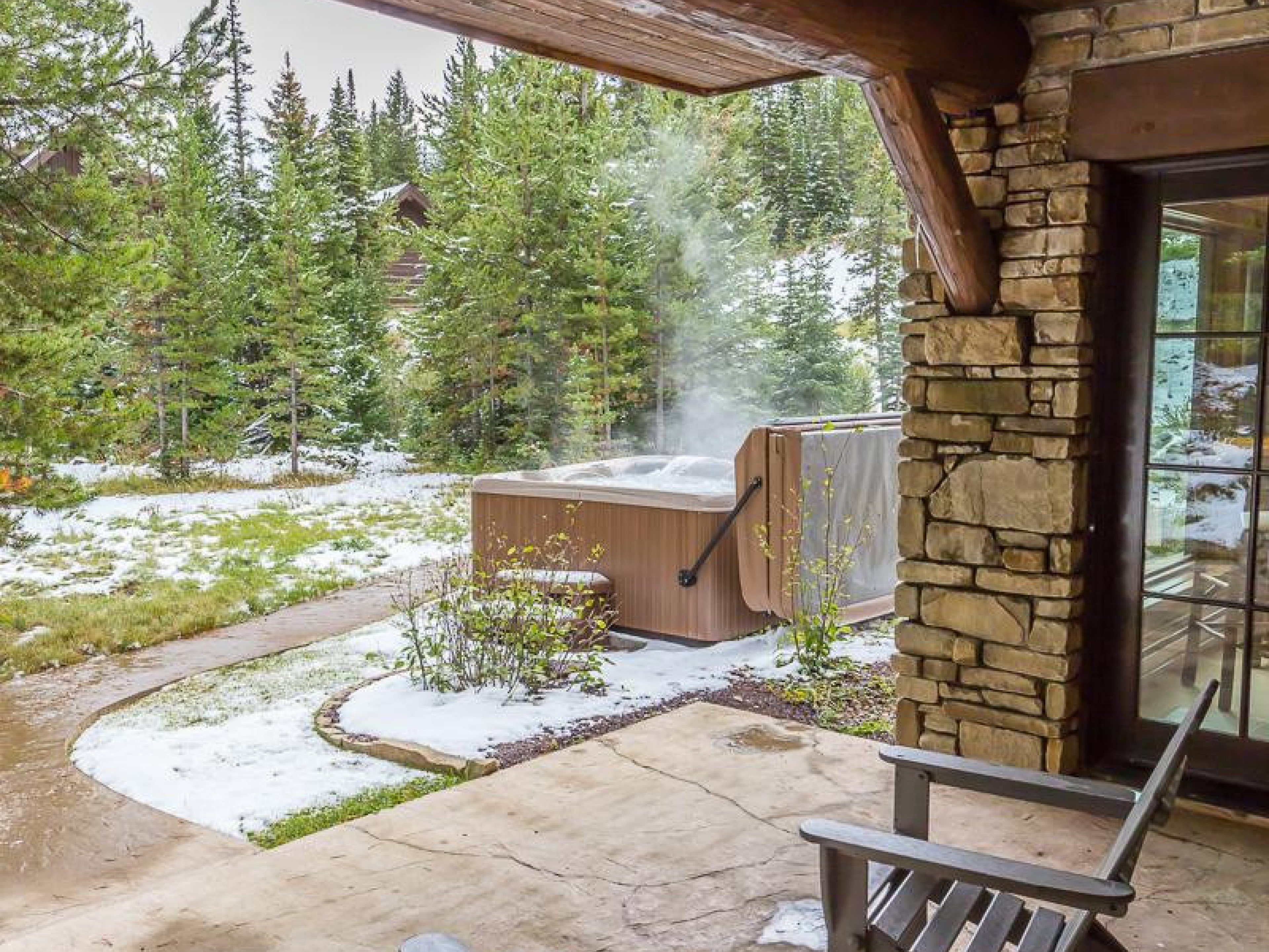 Big Sky 56 Pet friendly log cabins with hot tubs