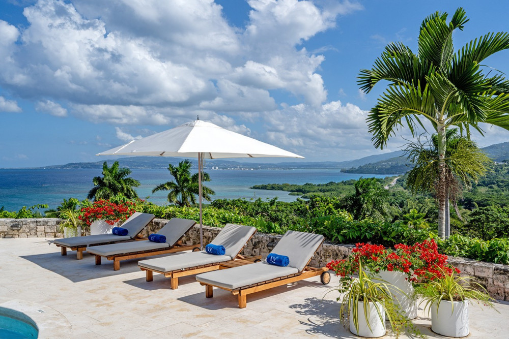 Longview Villa on Round Hill