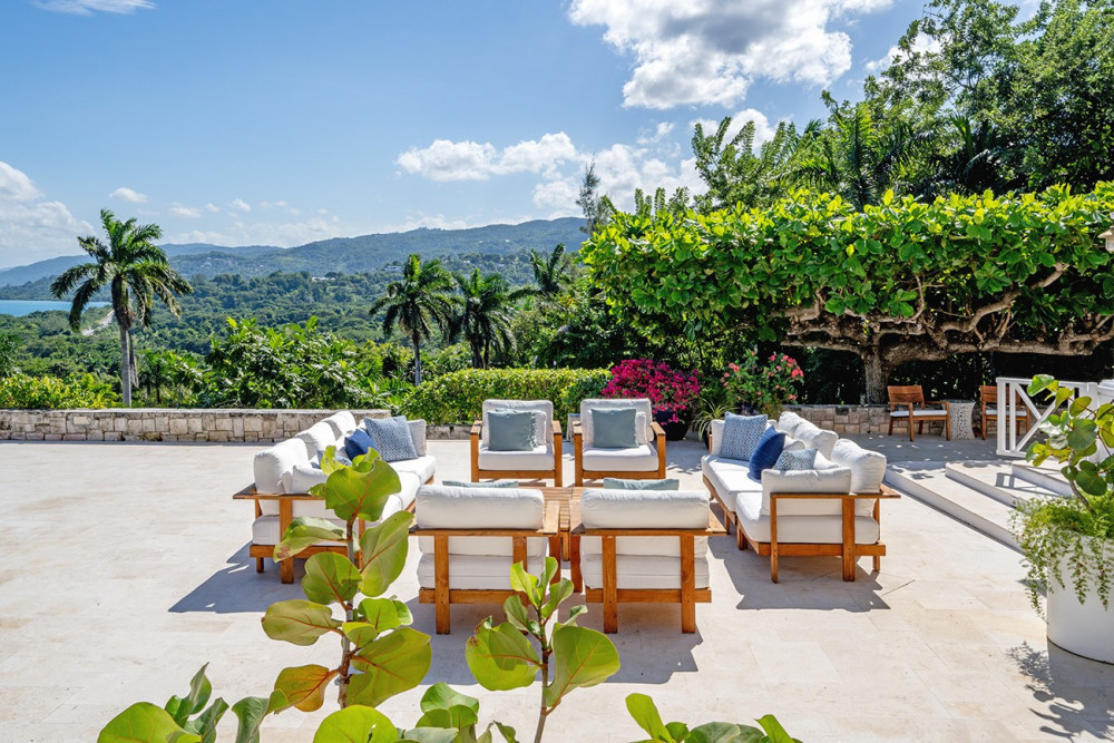 Longview Villa on Round Hill