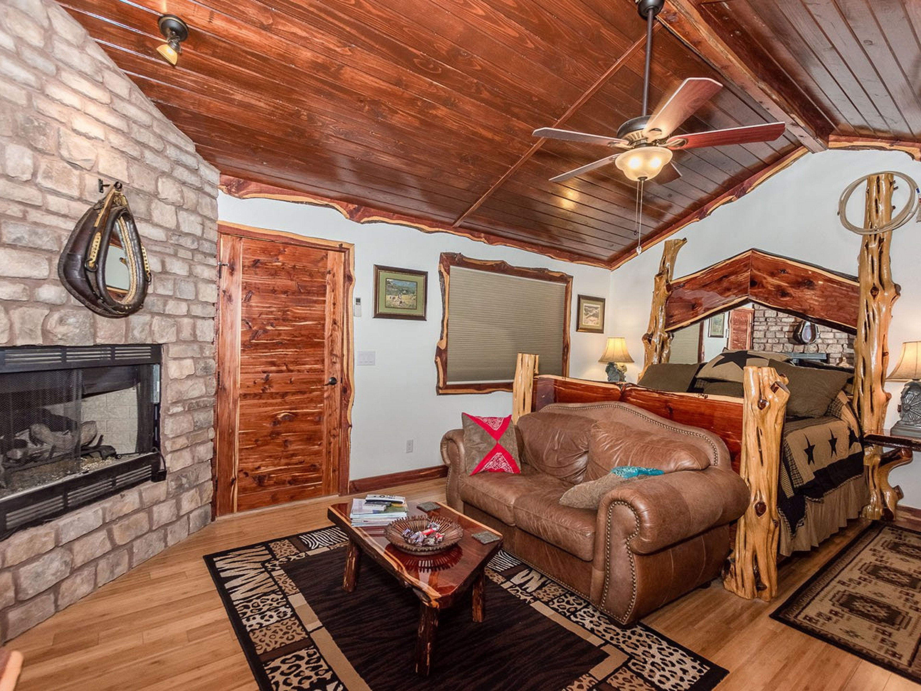 Fredericksburg 36 Pet friendly log cabins with hot tubs