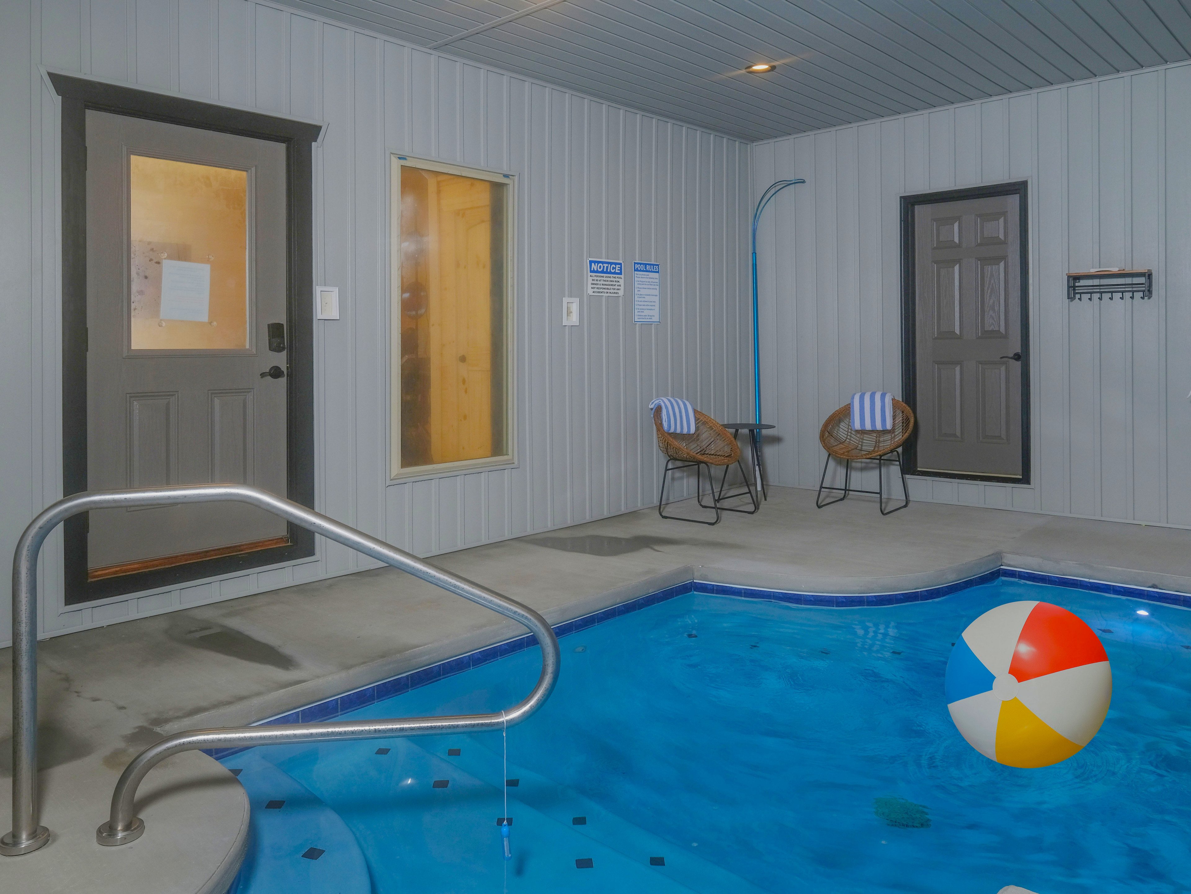 Pigeon Forge 24 cabins with pools near Dollywood